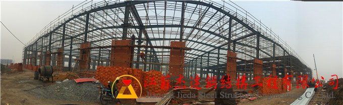 鹽城沙金機械連跨全鋼結(jié)構(gòu)車間施工現(xiàn)場